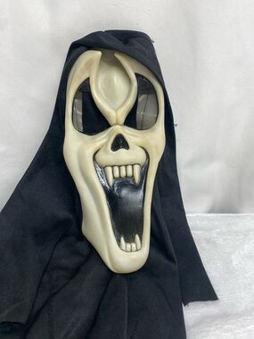 VTG Easter Unlimited Scream Ghost Face Vampire Teeth Fun World Halloween Mask
